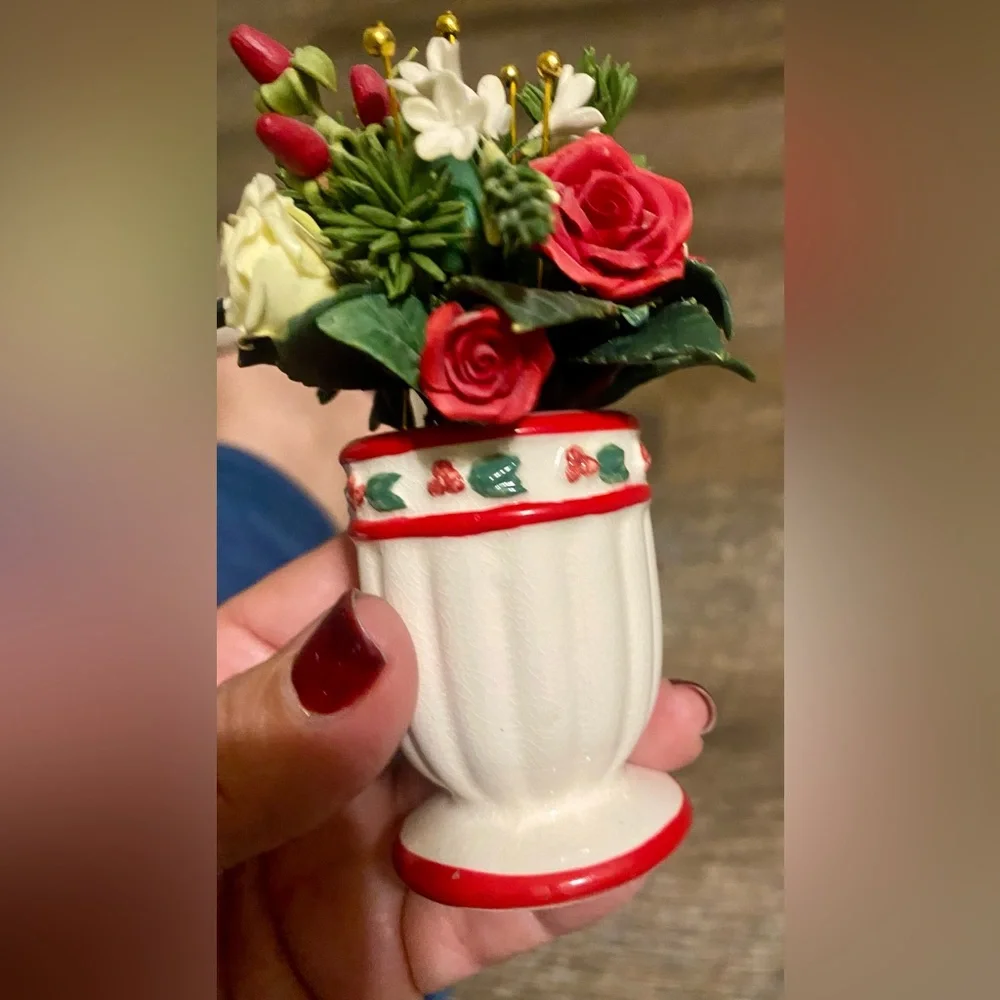 Miniature Hoilday Forget Me Not (2003)Vase Roses